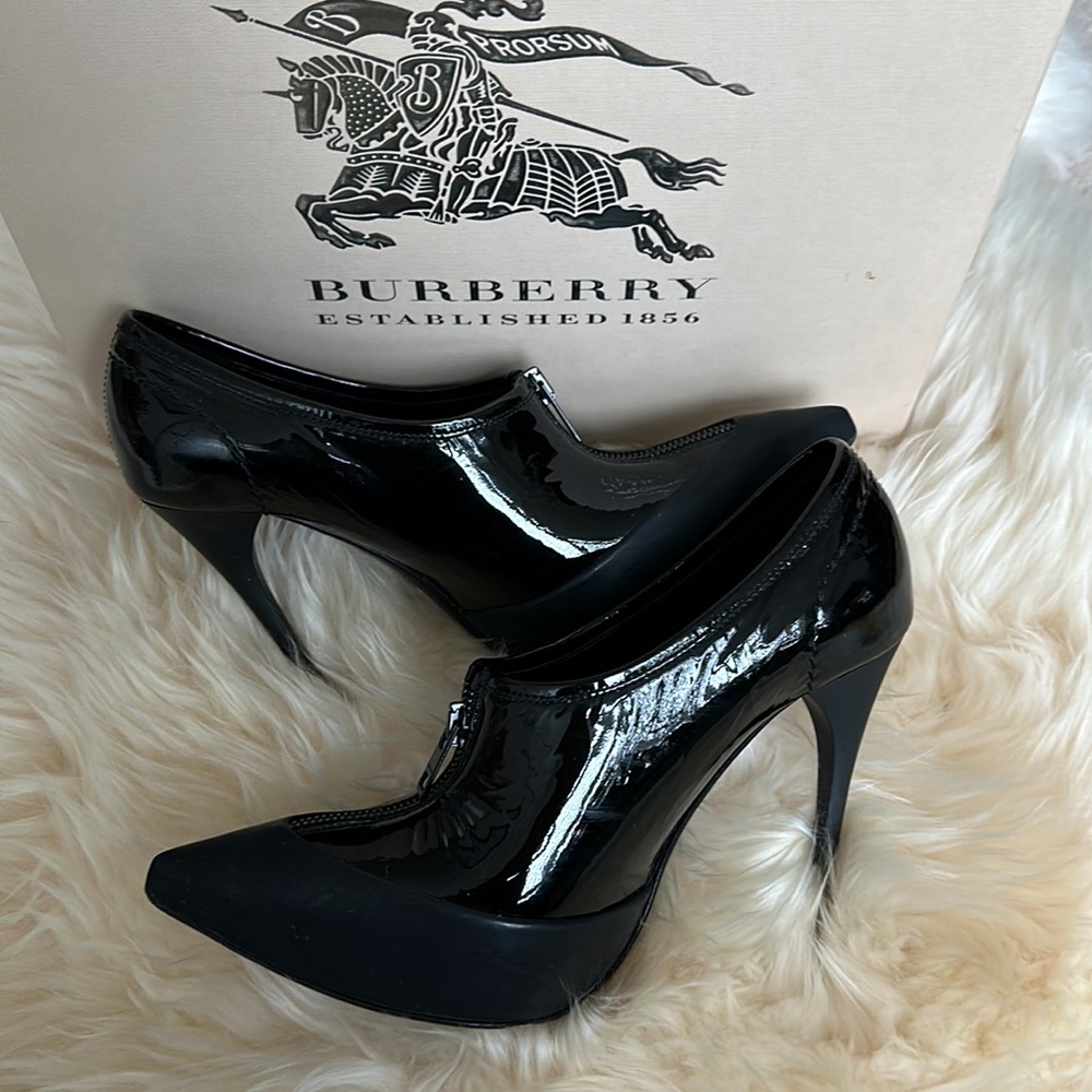 Burberry Pointed-Toe Pumps (Size 36)